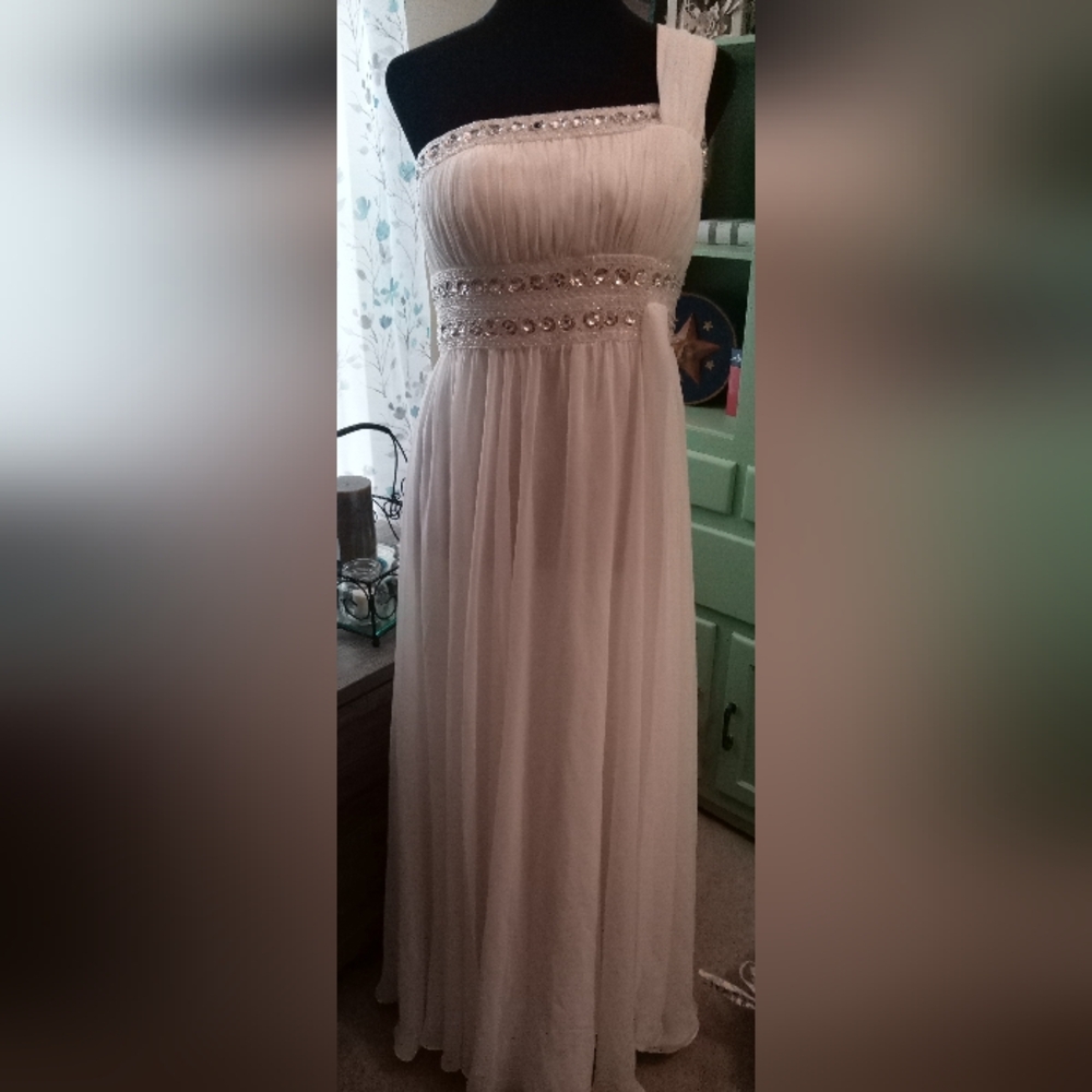 EUC Elegant White One-Shoulder Prom/Wedding Dress Size Medium